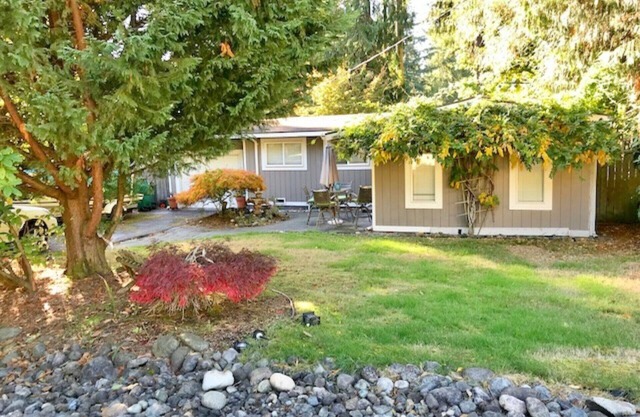Lake Sammamish Bungalow half mile to Public Beach Access