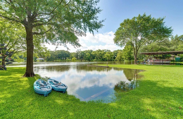 Lake Tawakoni Access + Hot Tub - Wills Point Home!