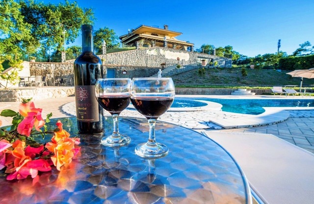 Lake View Luxury Villa and Pool