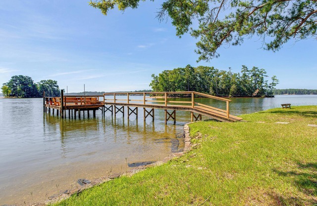 Lake Wateree Retreat: Dock & Screened Porch!