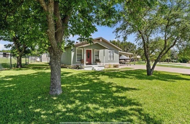 Lake Whitney 3BR getaway: family-ready, boat-friendly, Wi-Fi, fire pit