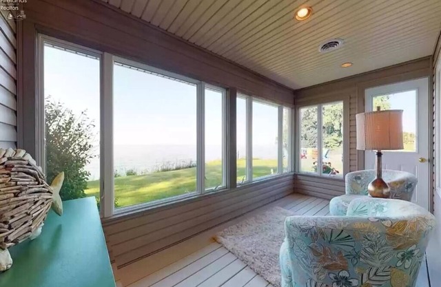 Lakefront 2 bedroom guest house