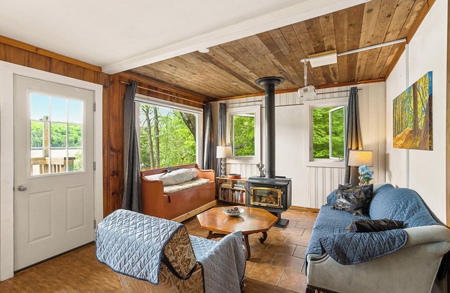 Lakefront 3 Bedroom Cottage - sleeps 6