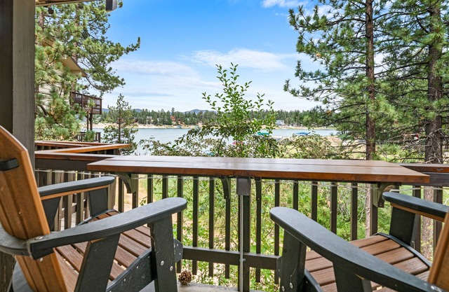 LAKEFRONT - Boat Dock! HOT TUB! Close to Slopes, BEAUTIFUL!