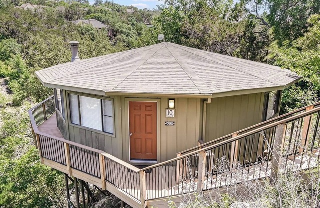 Lakefront Bungalow - Shared Community Pool and Hot Tub Unit 10