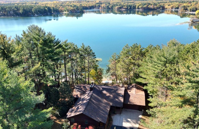Lakefront Cabin/Peaceful and quiet/Sandy Beach/Fishing /snowmobile trails!