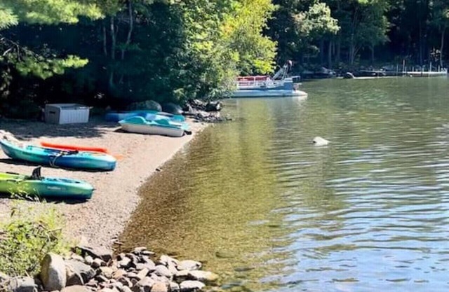 Lakefront Cottage on Brewer Lake w Private Beach