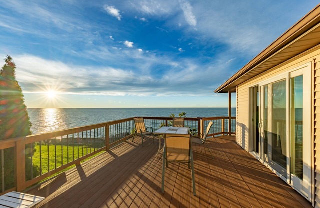 Lakefront cottage with amazing views