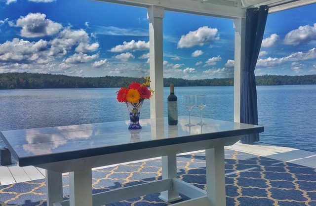 Lakefront: Dock, Hot Tub, Fire Pit & Home Theater