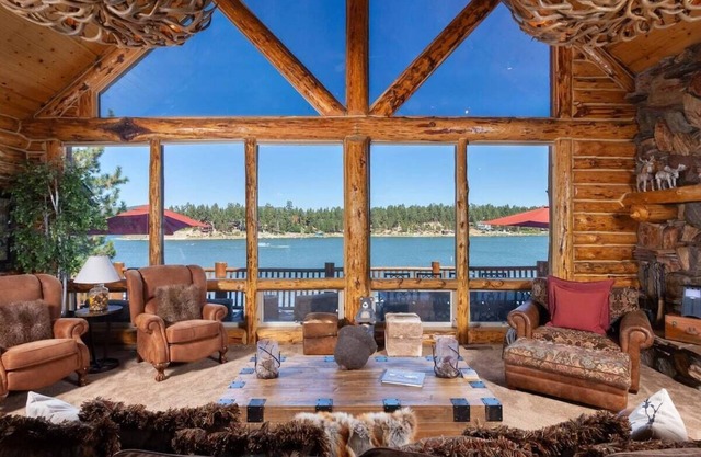 Lakefront Dream Luxury Estate. Private Dock.