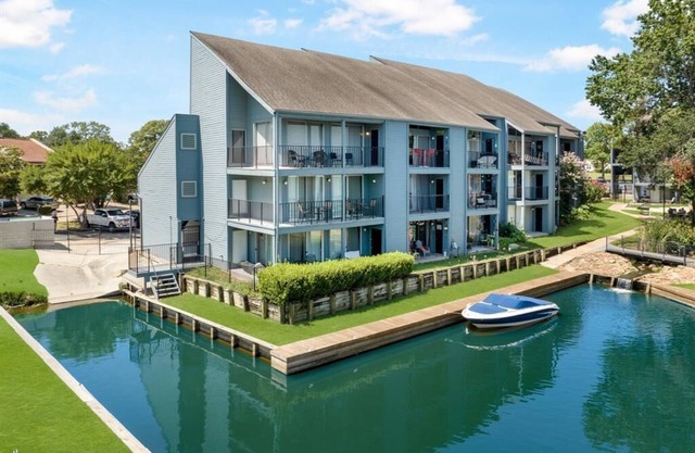 Lakefront Escape with a View! Your Lake Conroe Vacation Starts Here