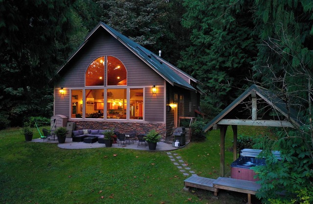 Lakefront Estate-dock, boat, yard, privacy, hot tub, hike Mt Baker