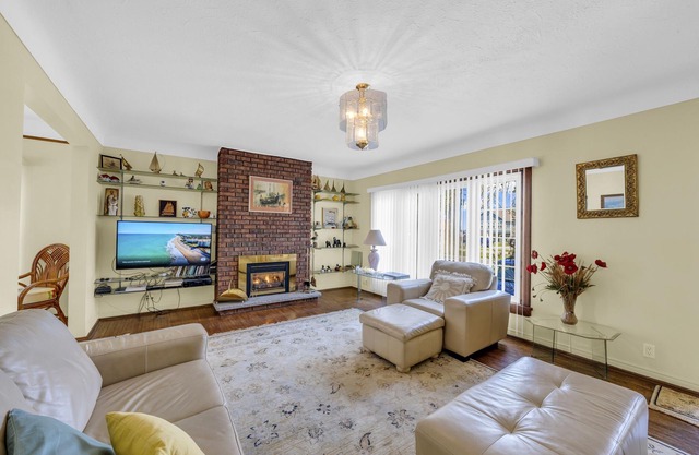 Lakefront Estate Home W/Guest House Private Beach!
