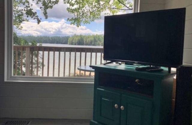 Lakefront Family Friendly 3 plus 1 Cottage in the Heart of Muskoka.