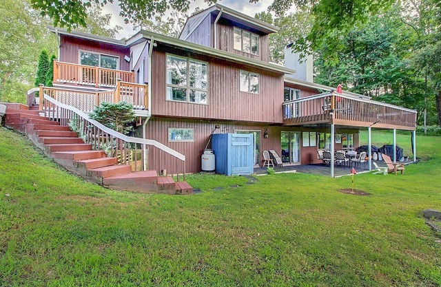 Lakefront Family Retreat~Private Pool~Game Room