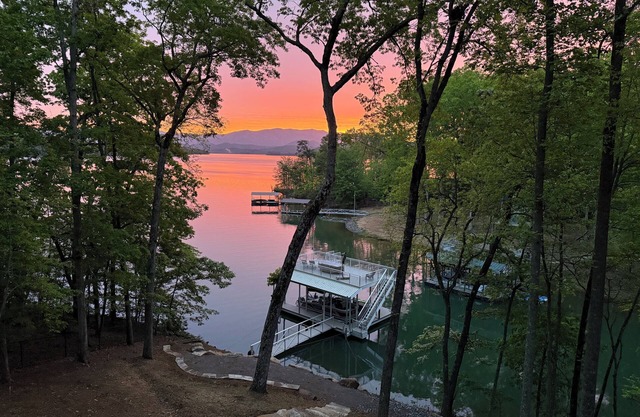 Lakefront Getaway; Lake and Mountain Views, EV Charger, Private Dock, Golden Tee