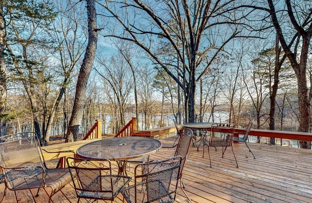 Lakefront home with boat access, fireplace, washer/dryer & firepit