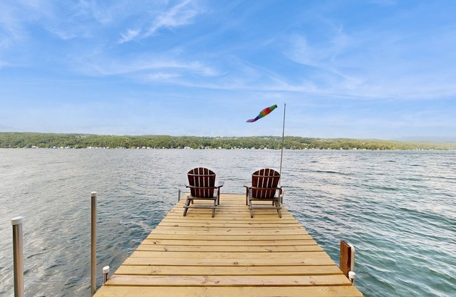 Lakefront home with private deck, kayak - beautiful sunsets