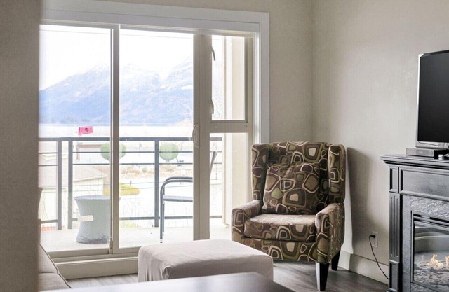 Lakefront Lux 2BR Symphony Of Comfort/Style For 12