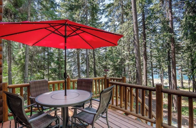 Lakefront Log Cabin with Hot Tub/Huge Game Room