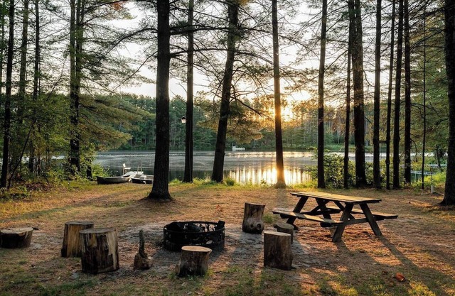 Lakefront Log Cabin w/Loft, Kayaks, Canoe, EV