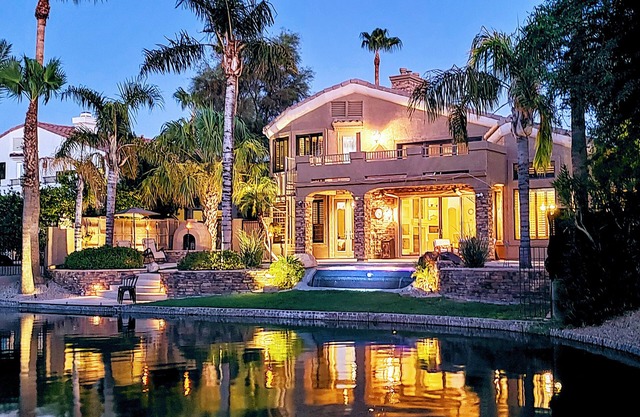 Lakefront Luxury: Gym, Spa, Pool, Dog-Friendly