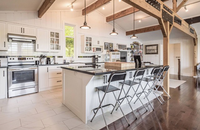 Lakefront Muskoka Cottage