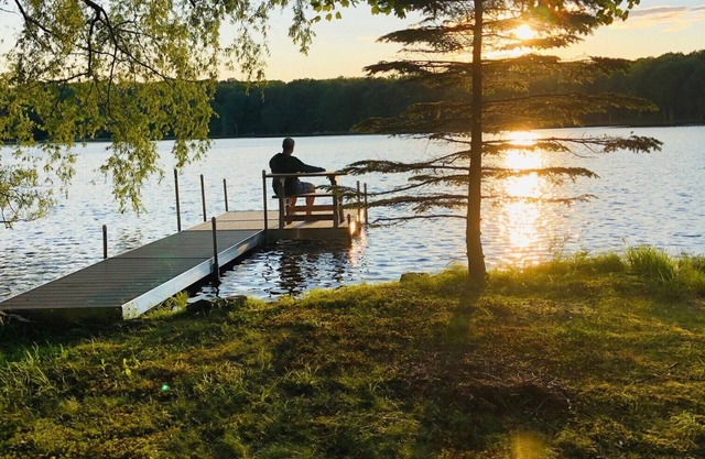 Lakefront Paradise! Private lakefront with Dock. Walk to Beach. Sunsets!