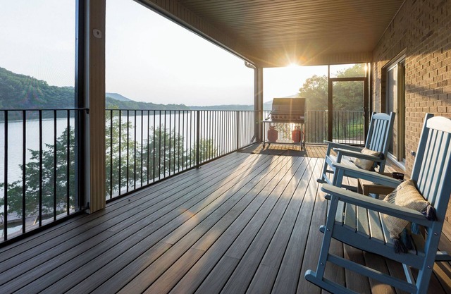 Lakefront Retreat in Mooresburg