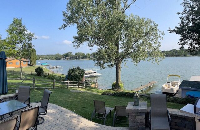 Lakefront Retreat Sleeps 12 – Hot Tub, Boat, Kayaks, Pet Friendly, Wilmot Ski