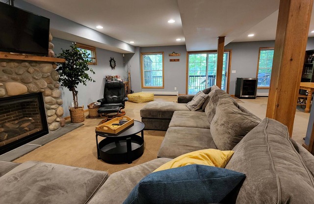 Lakefront w/Dock! Family Friendly Amenities, Close to skiing and Hudson, NY