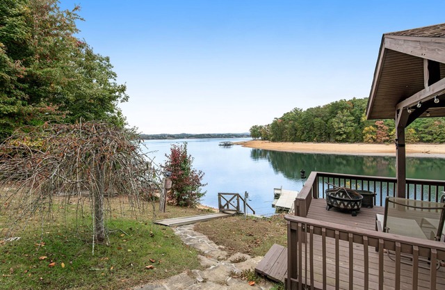 Lakefront w/free attract tickets, covered porches, outdoor fire pit, Dog Friend