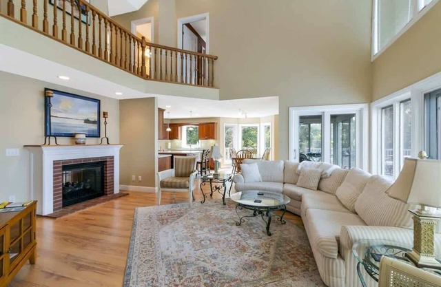 Lakehouse Escape – Pool Table + Theater