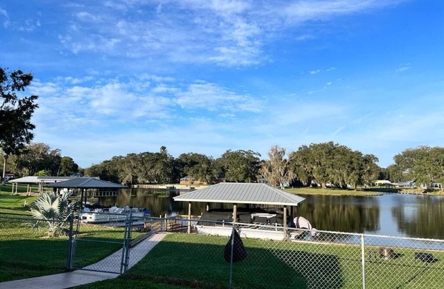 Lakehouse on lake Istokpoga. Separate inlaws quarters, 10 minutes from Raceway