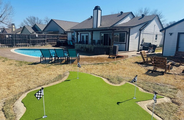 LakeHouse, Private Pool, Hot Tub/Spa, Putting Green, LakeView, Firepit and more!