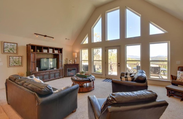 Lakemont Retreat Game Room, Hot Tub, and Mtn Views!