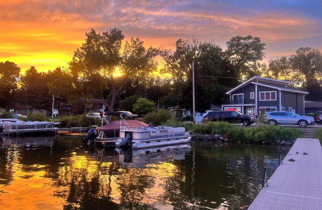 Lakeside 5-bedrm/4bath home in Lake Como w/paddleboards, kayaks, canoe by beach