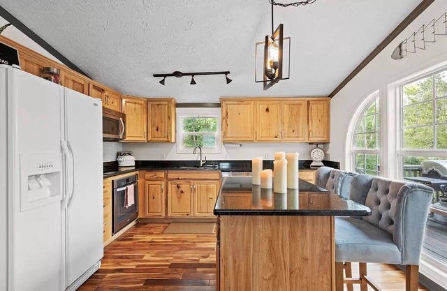 Lakeside Cabin Minutes From Downtown Nashville