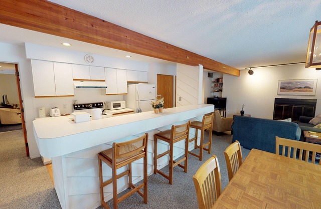 Lakeside Club #24 -Convenient Location - Short Drive to the Slopes!