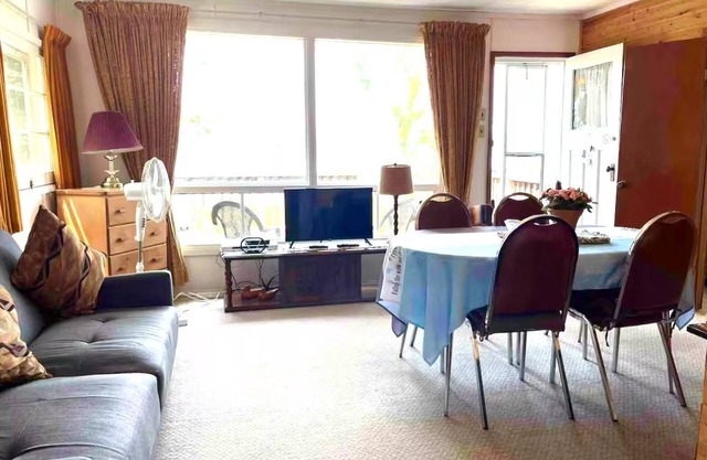 Lakeside Cottage with Boat BBQ Firepit Swimming Pet Friendly for 6 Family Escape