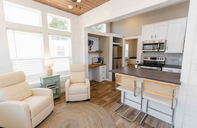 Lakeside Elegance: Cozy Tiny Home Retreat for Two #1
