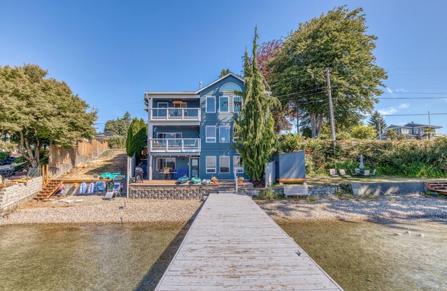 Lakeside Oasis~ 3-level home ON the lake!