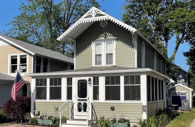 Lakeside OH Cottage, large porch, lake views, steps to park & shopping