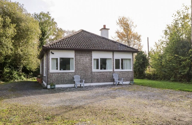 LAKESIDE, pet friendly, with open fire in Ballinrobe, County Mayo