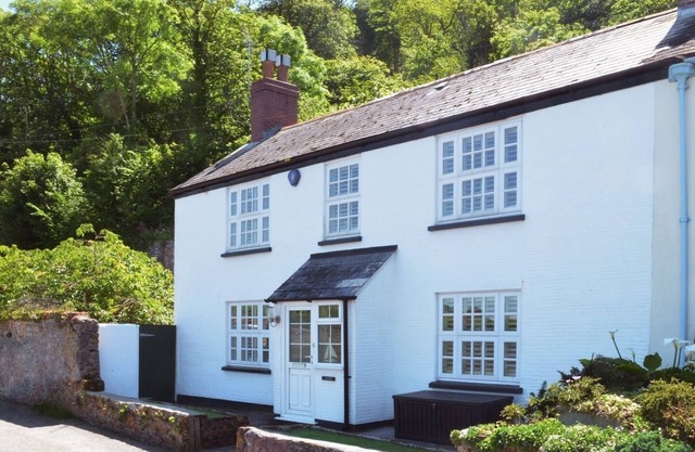 LAKESIDE, pet friendly, luxury holiday cottage in Millbrook