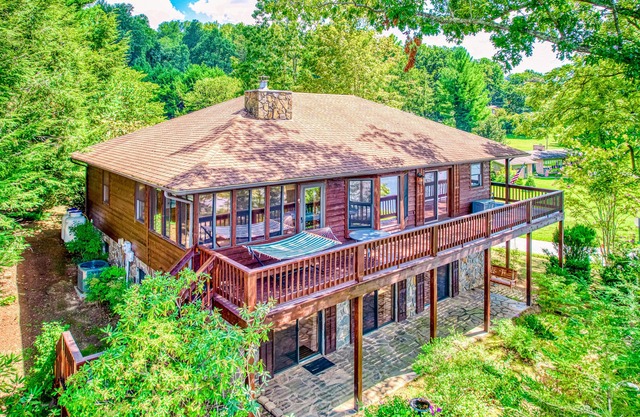 Lakeside retreat with water views, AC, Wifi , wraparound deck, patio & game room