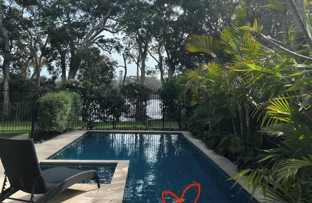 LAKESIDE RETREATnlevel 1 minute walk to beach nown pool