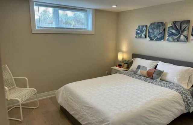 LakeView 2BR: Easy Access & Modern Comfort