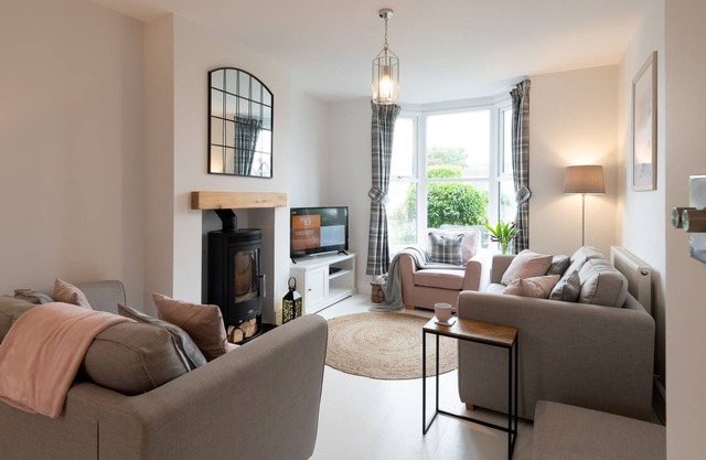 Lakeview - A stylish holiday home for 7 guests in Rhosneigr