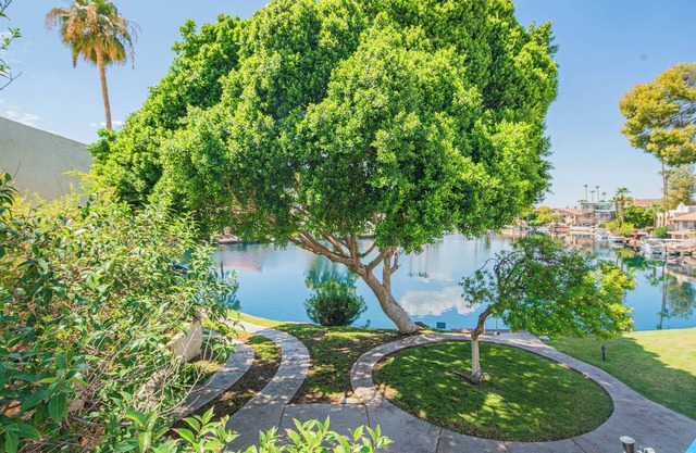 Lakeview condo. Free pool 2BR 2BA. Peaceful. Quiet. Serenity. Free parking. ASU